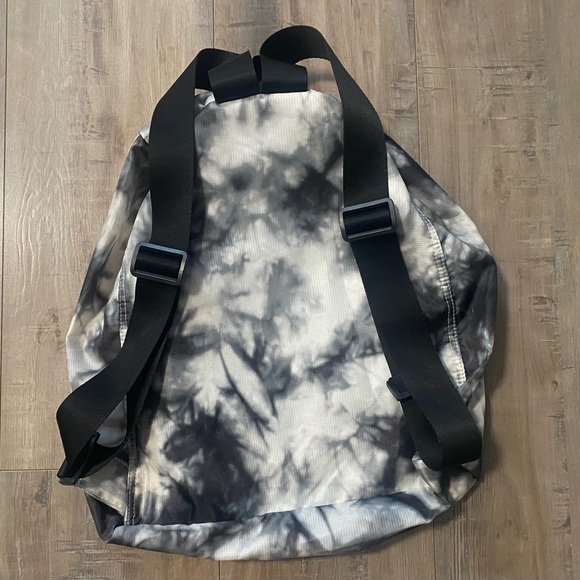 VICTORIA’S SECRET PINK TIE DYE BACKPACK. Combination of gray, white and black. - Picture 4 of 5